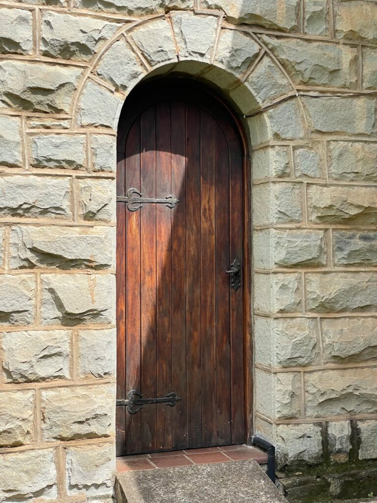 A beleza atemporal da madeira maciça na sua área externa A beleza atemporal da madeira maciça na sua área externa